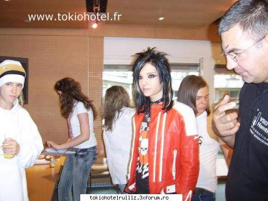 ~~Kre este cantecul vostru cu T.H. preferat?~~ - Mie mai imi plake ji "Leb die Sekunde" ma km - Tokio hotel