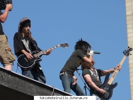 ~~Kre este cantecul vostru cu T.H. preferat?~~ - abia ast sa vad clipul participa shi - Tokio hotel