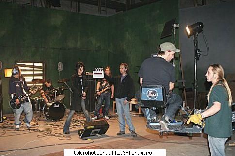 ~~Poze de la filmarea videoclipului ,,Rette mich"~~ - ce fel tzinea bill picioarele in poza - Tokio hotel
